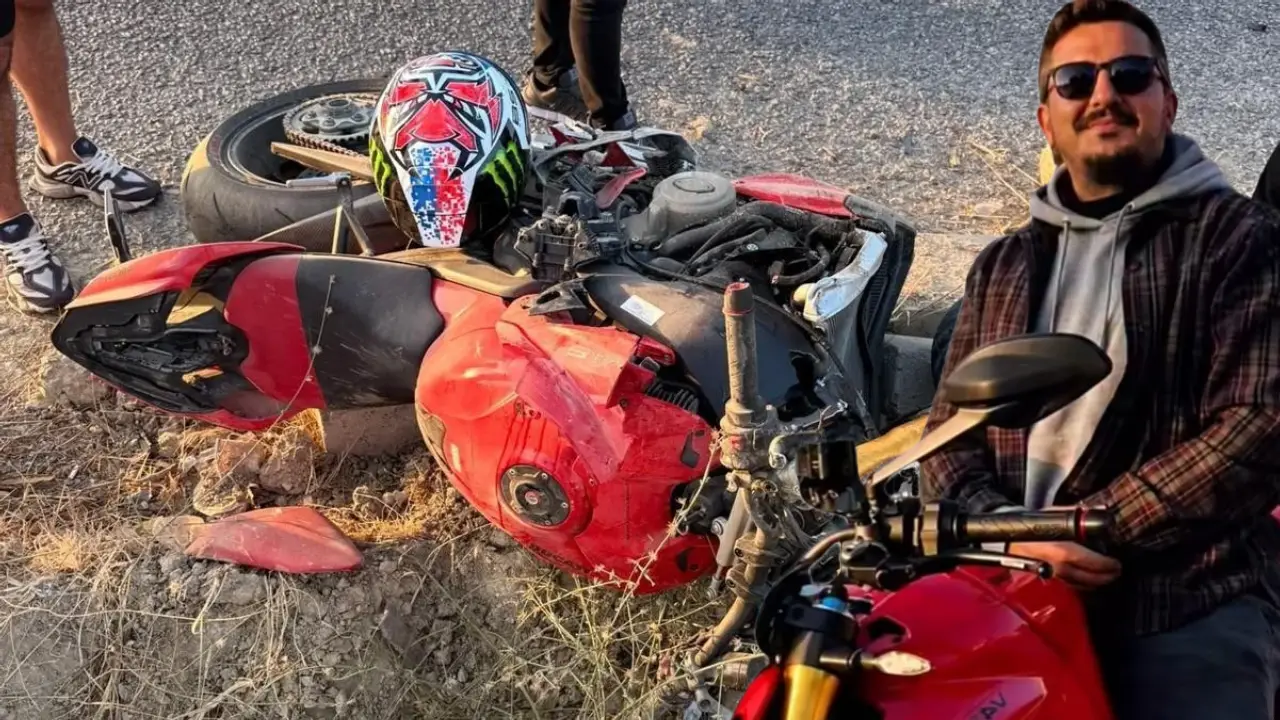 Motosiklet ile refüje çarptı: İzmir'de akşam saatlerinde acı olay