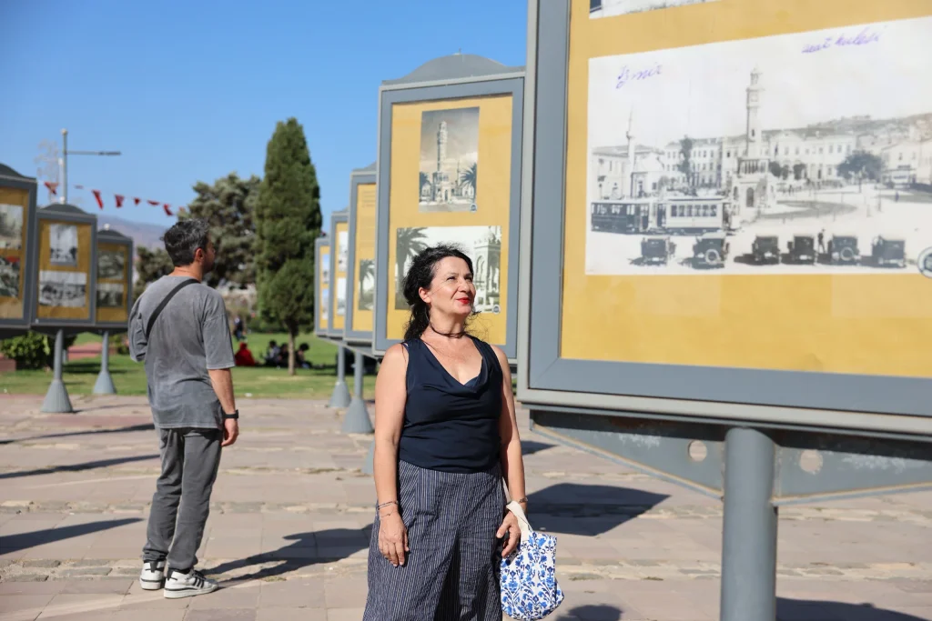 İzmir'in 125 yıllık hafızası sokağa taşındı: "Asrı 25 geçe" sergisi Kordon'da ziyarete açıldı! 7 İzmir'in 125 yıllık hafızası sokağa taşındı: "Asrı 25 geçe" sergisi Kordon'da ziyarete açıldı!
