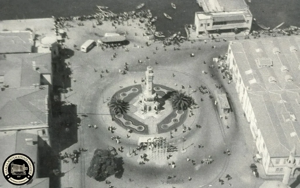 İzmir'in 125 yıllık hafızası sokağa taşındı: "Asrı 25 geçe" sergisi Kordon'da ziyarete açıldı! 3 İzmir'in 125 yıllık hafızası sokağa taşındı: "Asrı 25 geçe" sergisi Kordon'da ziyarete açıldı!