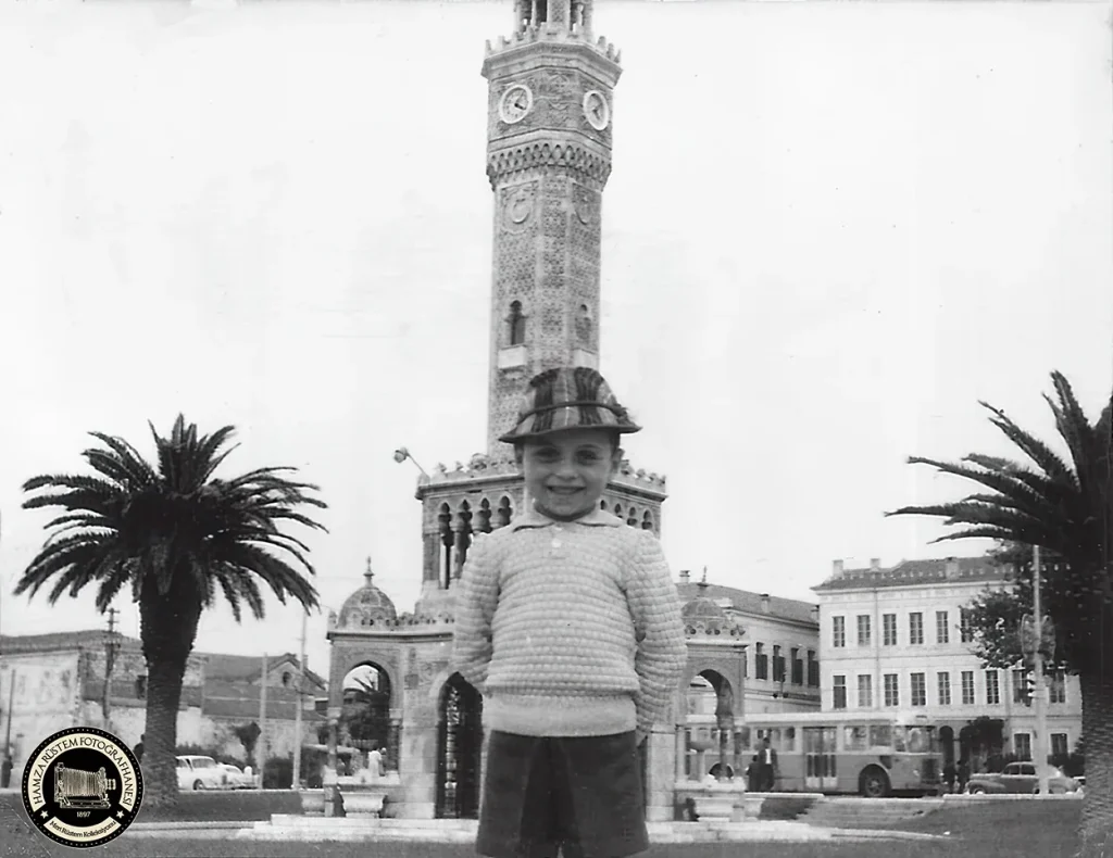 İzmir'in 125 yıllık hafızası sokağa taşındı: "Asrı 25 geçe" sergisi Kordon'da ziyarete açıldı! 5 İzmir'in 125 yıllık hafızası sokağa taşındı: "Asrı 25 geçe" sergisi Kordon'da ziyarete açıldı!