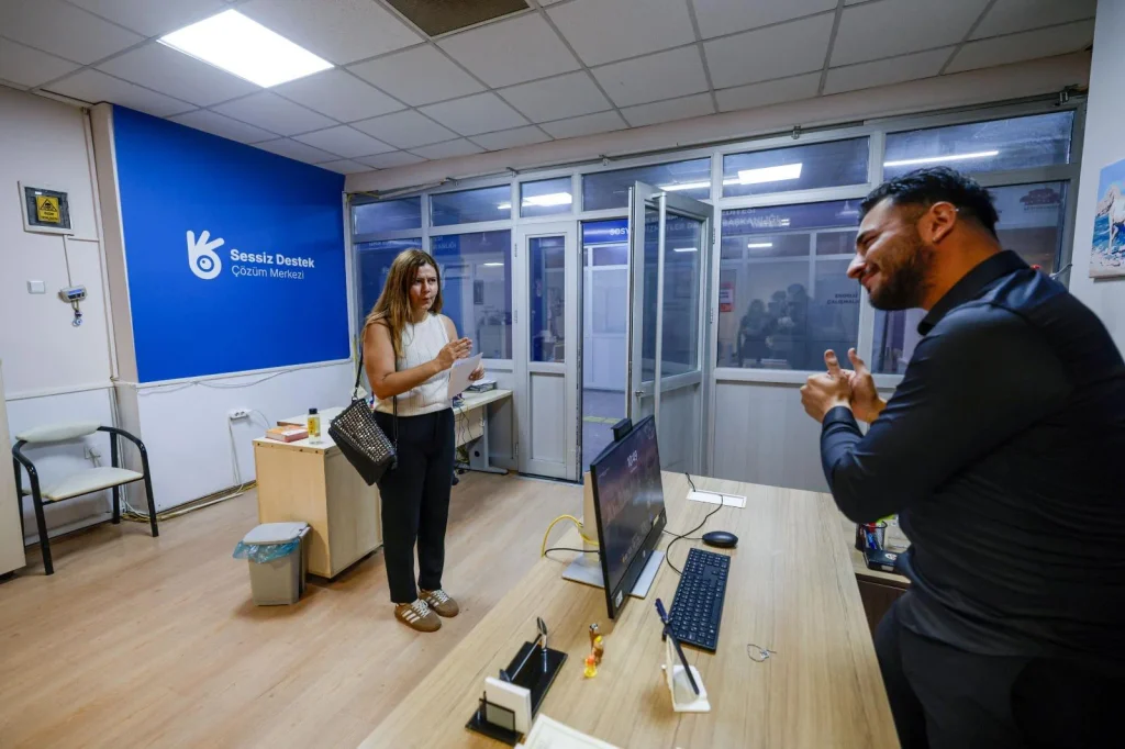İzmir’de engelsiz ve eşit bir yaşam: İşitme engellilere sessiz destek 2 İzmir’de engelsiz ve eşit bir yaşam: İşitme engellilere sessiz destek