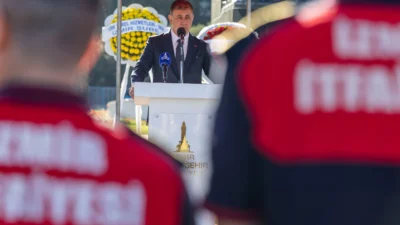 İzmir Büyükşehir Belediye Başkanı Dr. Cemil Tugay, itfaiye hizmetlerinin belediyeye