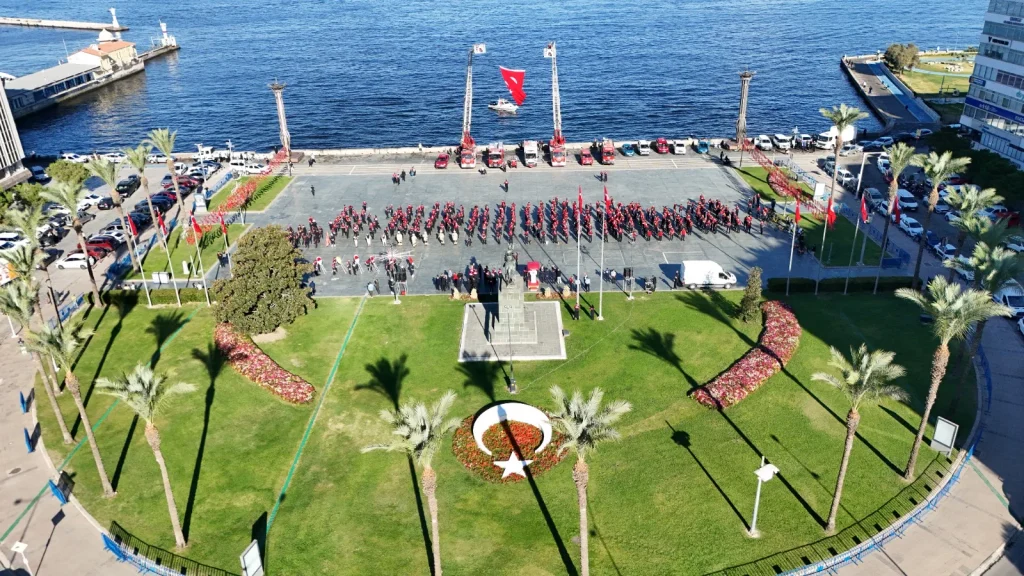 Başkan Tugay alev kahramanlarına seslendi: "İzmir size güveniyor!"