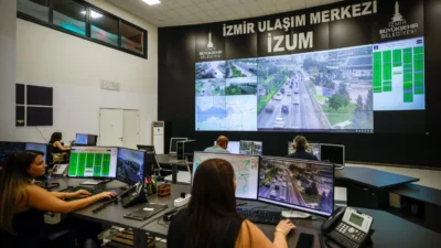 İzmir Büyükşehir Belediyesi, yeni eğitim-öğretim yılının başlamasıyla artan trafik hareketliliğini