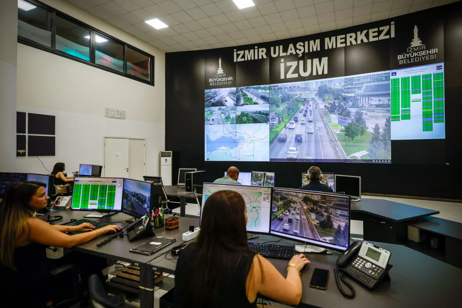 İzmir Büyükşehir Belediyesi, yeni eğitim-öğretim yılının başlamasıyla artan trafik hareketliliğini