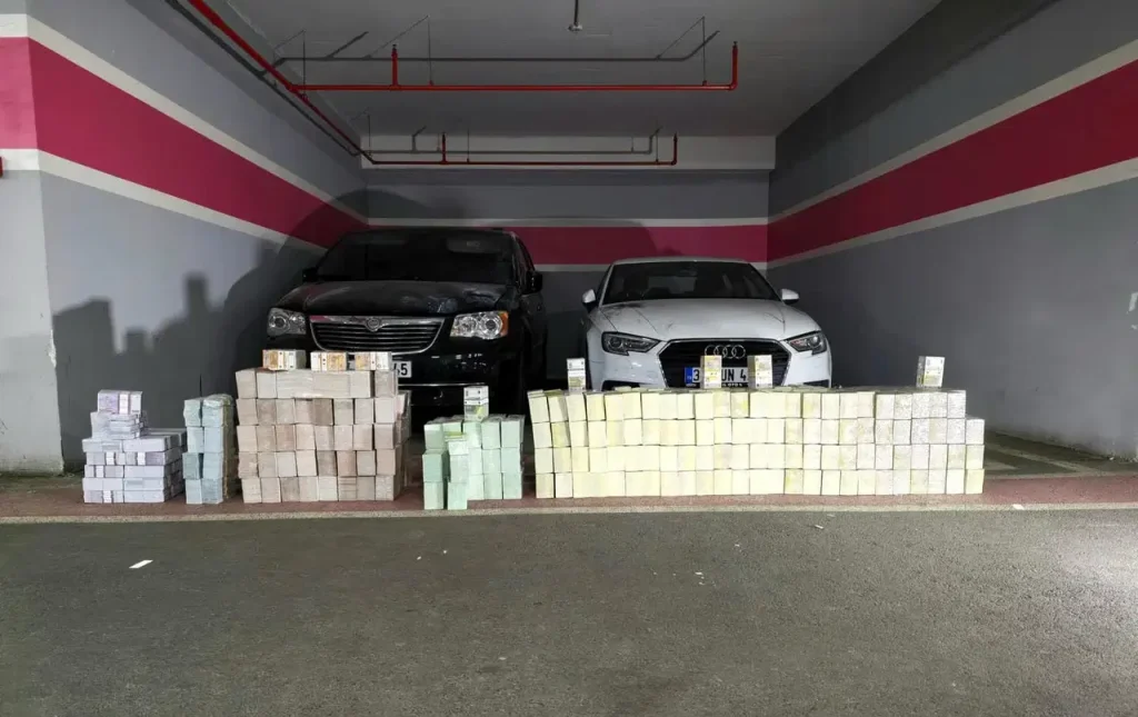 Kara Haydar'ın zulasından servet çıktı: 934 milyonluk döviz... 1 Kara Haydar'ın zulasından servet çıktı: 934 milyonluk döviz...
