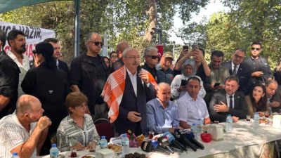 İzmir programının ikinci gününde Buca Kaynaklar Köyü’nde üreticilerle kahvaltıda bir
