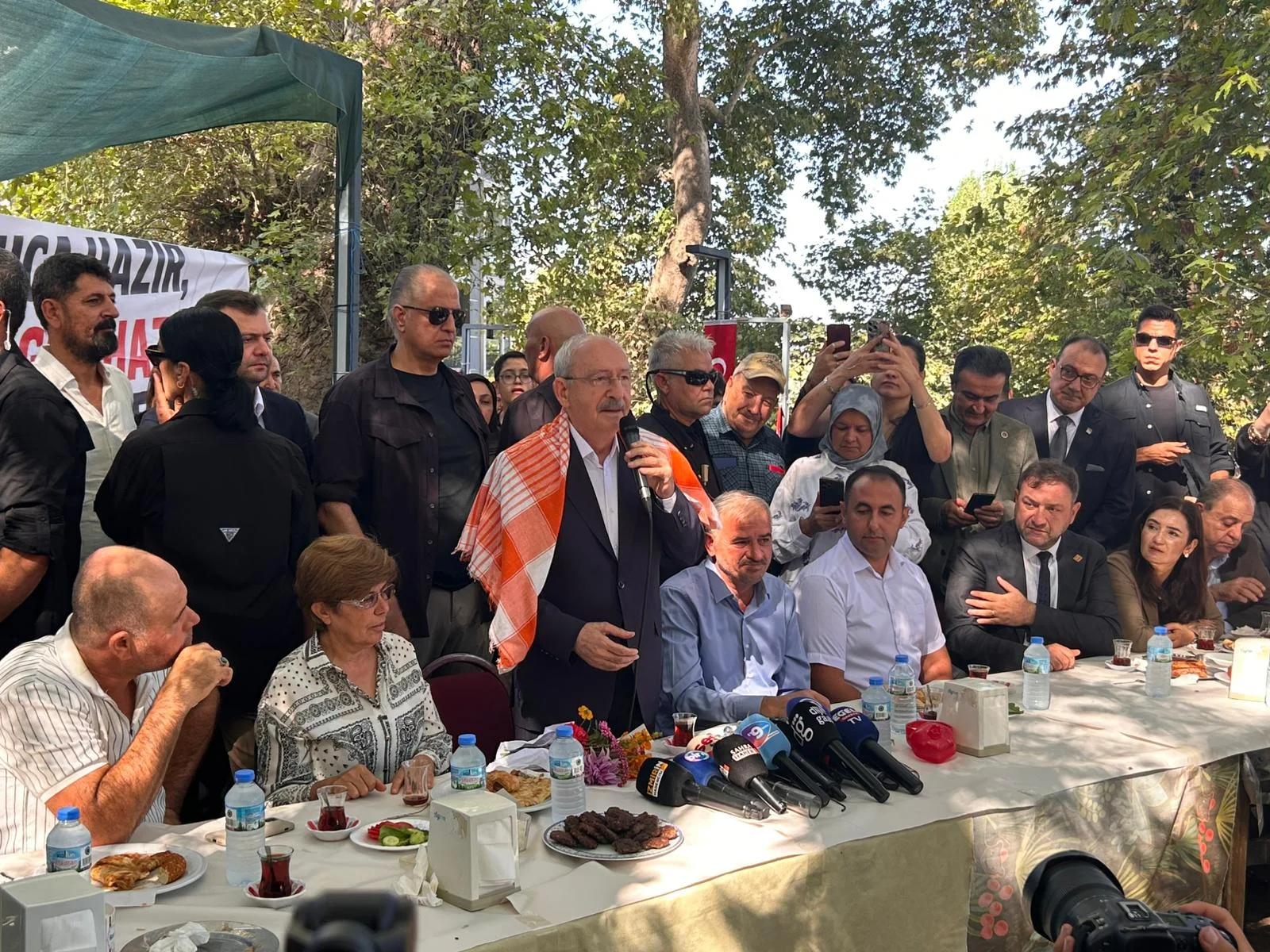 İzmir programının ikinci gününde Buca Kaynaklar Köyü’nde üreticilerle kahvaltıda bir