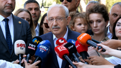 İzmir'deki temasları kapsamında Buca Kırıklar Cezaevi'ni ziyaret ederek tutuklu isimlerle