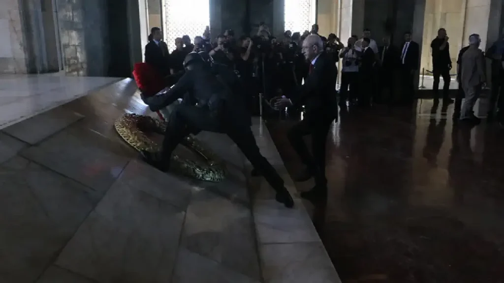 Kemal Kılıçdaroğlu CHP’nin kuruluş yıl dönümünde Anıtkabir’de