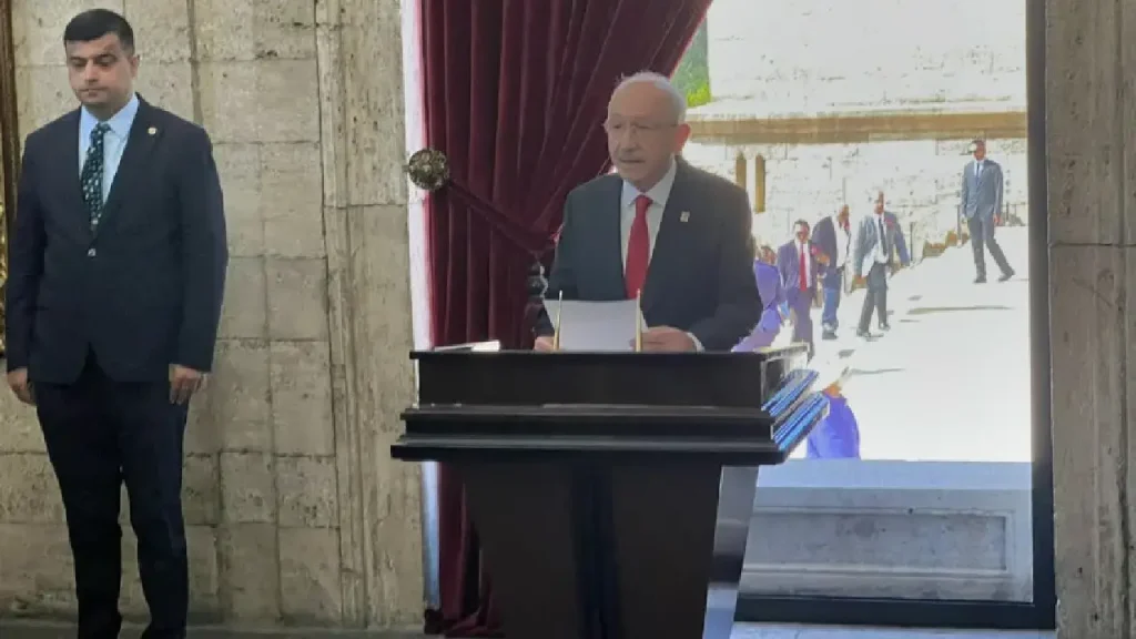 Kemal Kılıçdaroğlu CHP’nin kuruluş yıl dönümünde Anıtkabir’de