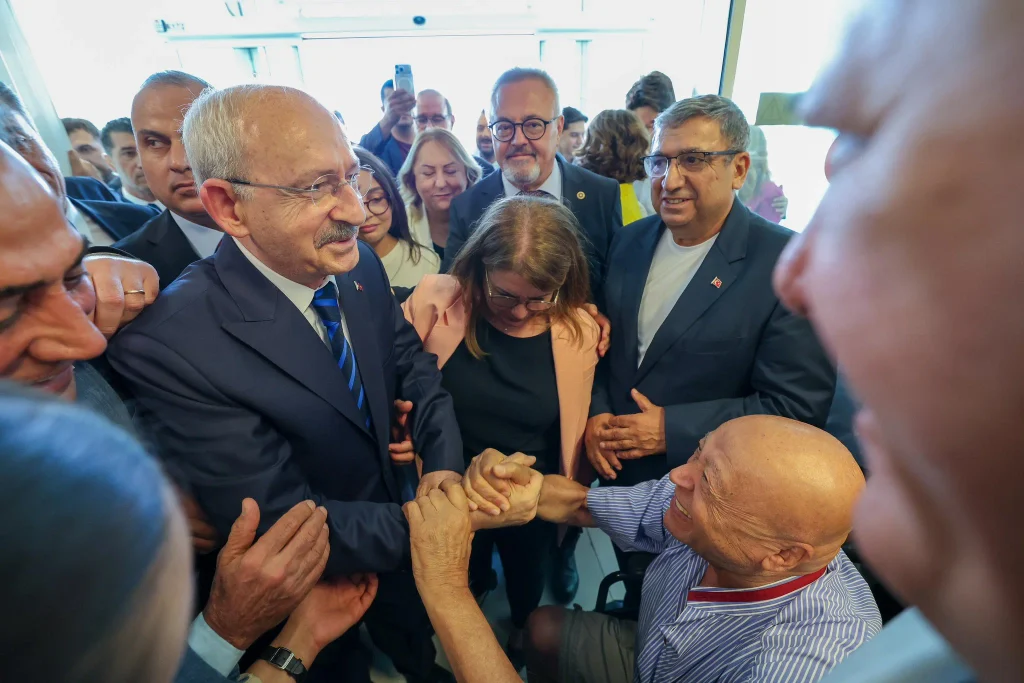Kemal Kılıçdaroğlu İzmir'de: Havalimanında yoğun karşılama