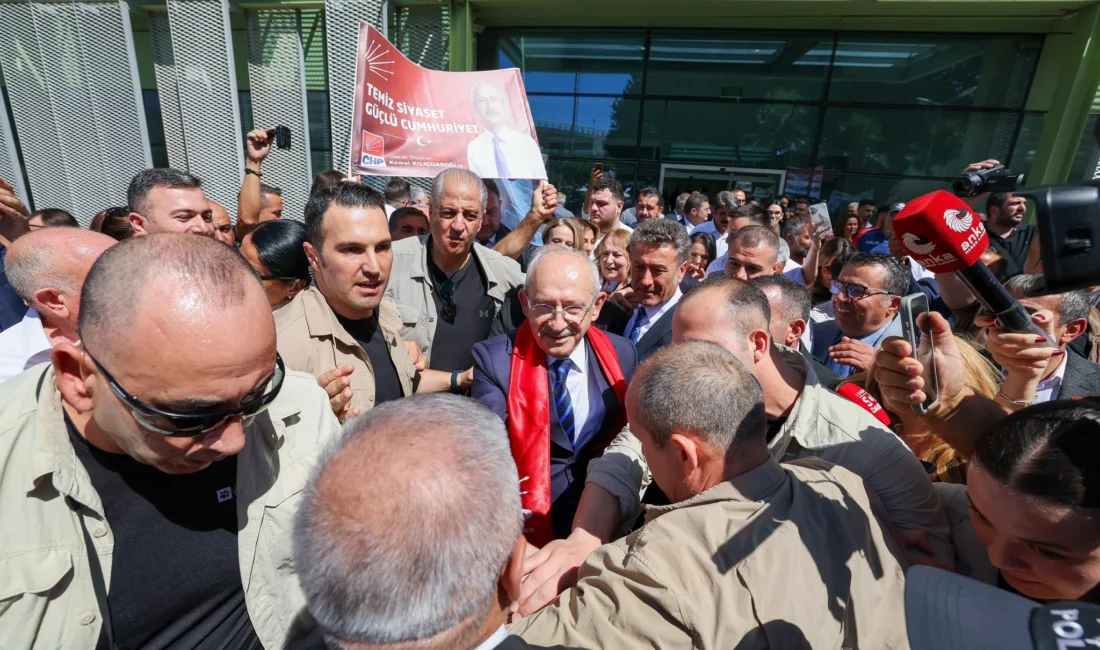 Yargı kararıyla yeniden CHP Genel Başkanlığı koltuğuna oturan Kemal Kılıçdaroğlu,