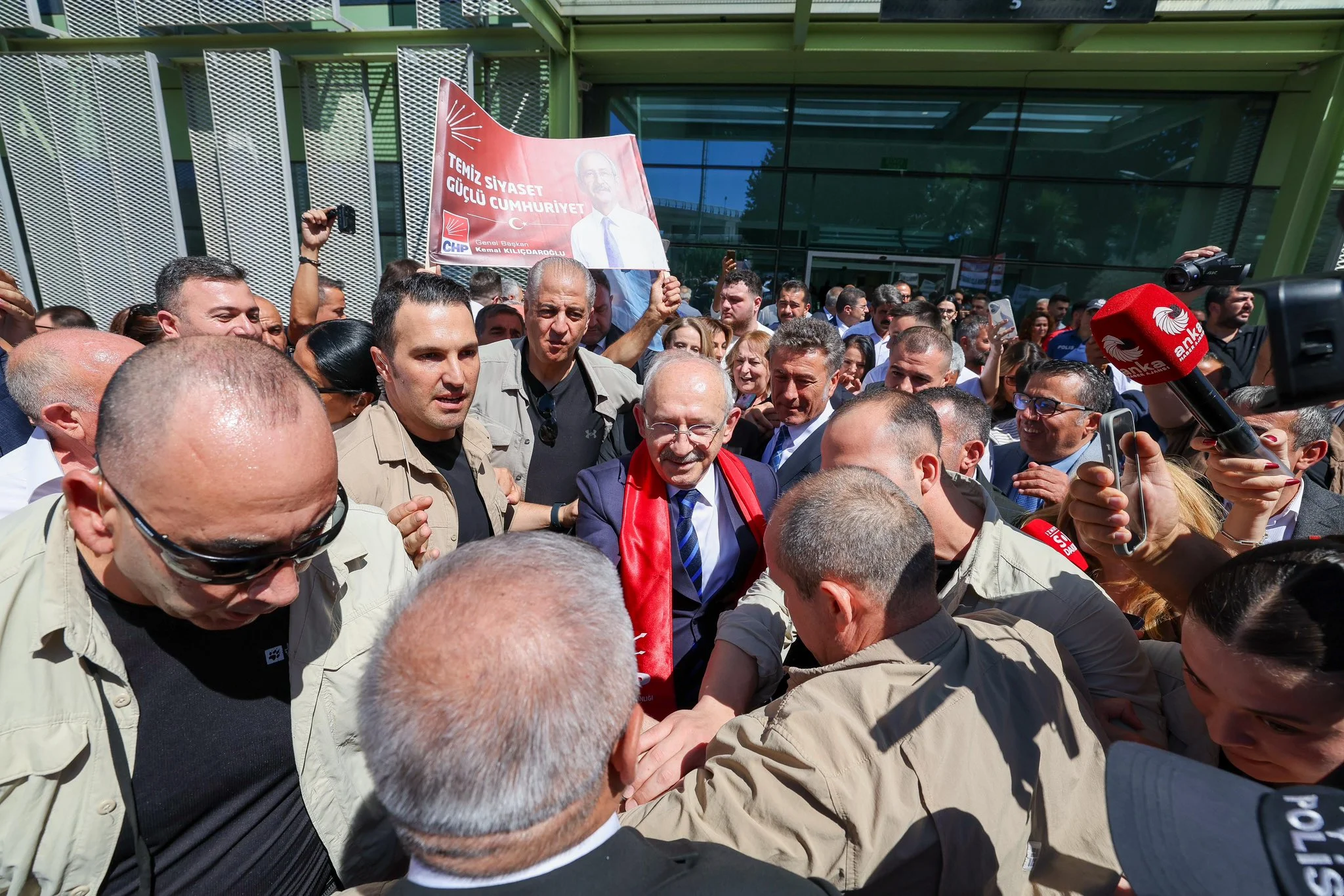 Kemal Kılıçdaroğlu İzmir'de: Havalimanında yoğun karşılama