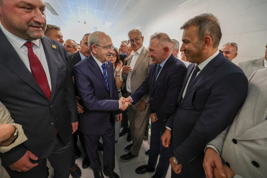 Kemal Kılıçdaroğlu İzmir'de: Havalimanında yoğun karşılama