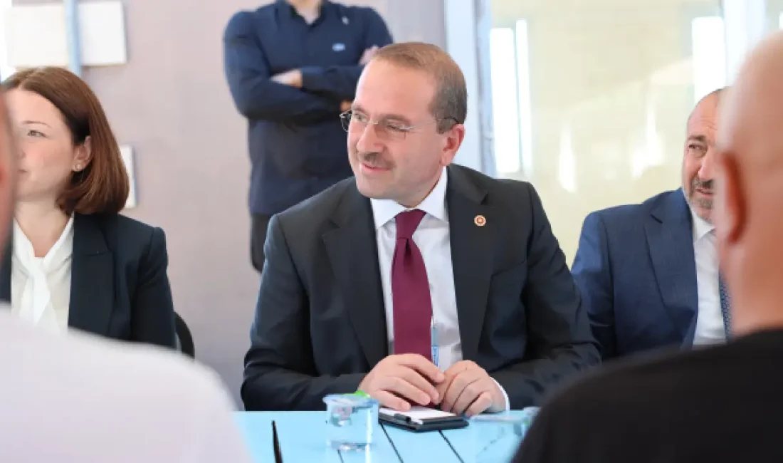 AK Parti İzmir Milletvekili Yaşar Kırkpınar, Foça ilçesinde gerçekleştirdiği geniş