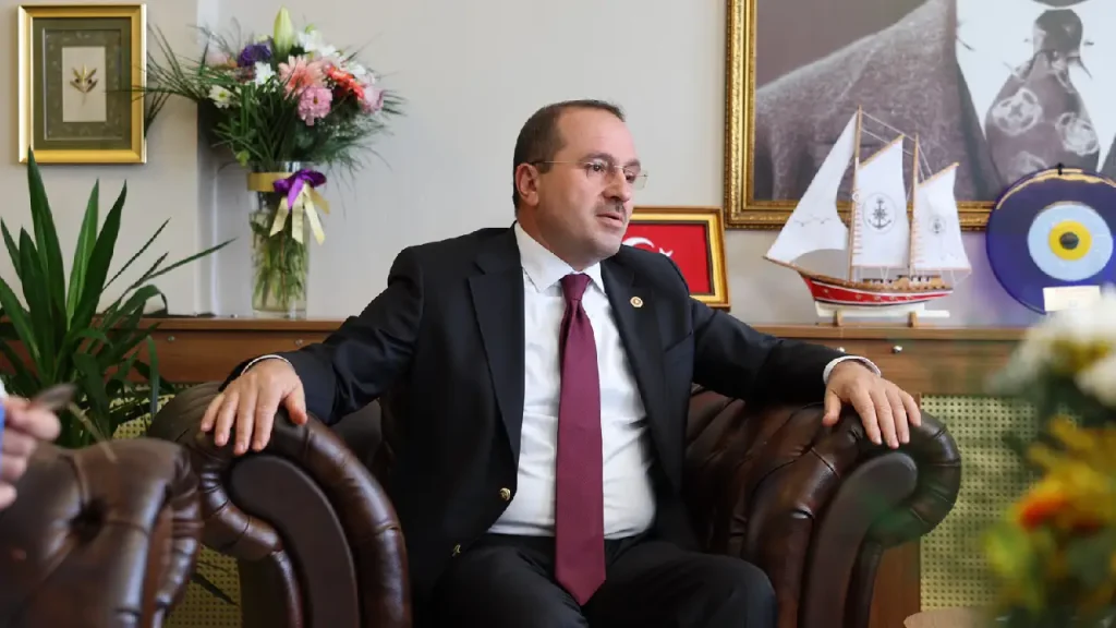 Kırkpınar’dan Foça’ya çıkarma: “Birikmiş sorunları el ele vererek çözeceğiz" 2 Kırkpınar’dan Foça’ya çıkarma: “Birikmiş sorunları el ele vererek çözeceğiz"