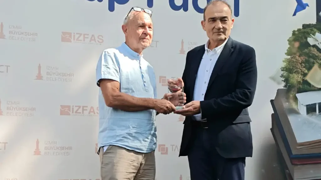Edebiyat dünyası İzmir'de buluştu: 8. İZKİTAP "Bu dünya böyle olmak zorunda değil" mesajıyla açıldı 1 Edebiyat dünyası İzmir'de buluştu: 8. İZKİTAP "Bu dünya böyle olmak zorunda değil" mesajıyla açıldı