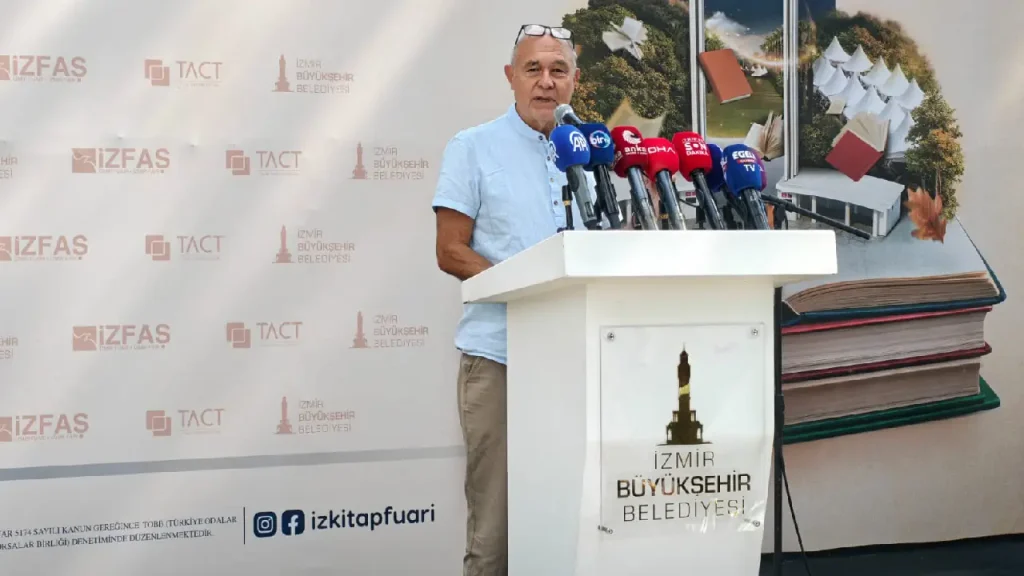 8. İZKİTAP'ın açılışında ezber bozan çıkış: "Edebiyat da okur da yayınevleri de sınıfta kaldı"