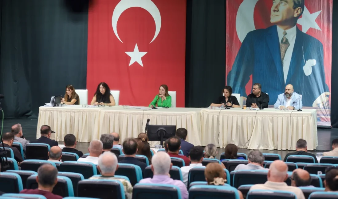 İzmir'in kalbi Konak, koordinasyonsuz altyapı kazıları, sokakları teslim alan çöp