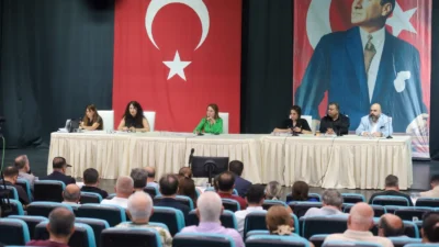 İzmir'in kalbi Konak, koordinasyonsuz altyapı kazıları, sokakları teslim alan çöp
