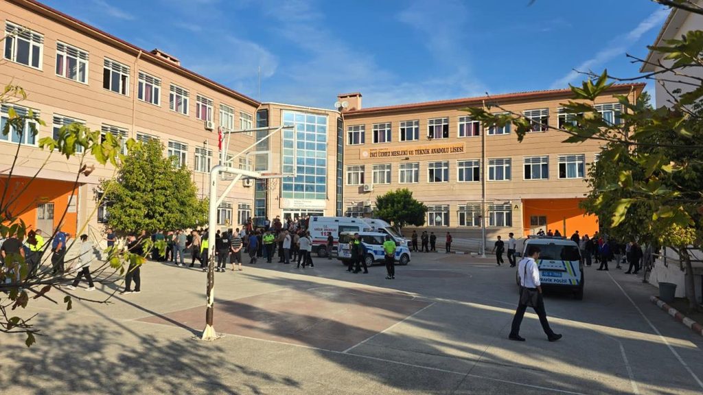 Bakan Tekin'den Manisa'daki okul saldırısı açıklaması 1 Bakan Tekin'den Manisa'daki okul saldırısı açıklaması