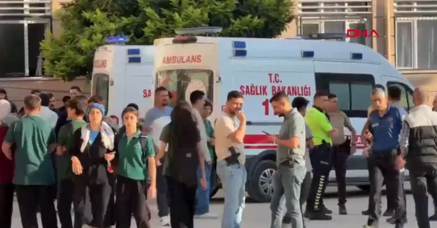 Manisa'nın Turgutlu ilçesinde bulunan Niyazi Üzmez Anadolu Teknik Lisesi'nin önünde