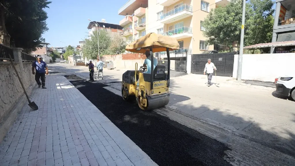 Menderes Belediyesi’nde asfalt hareketliliği 1 Menderes Belediyesi’nde asfalt hareketliliği