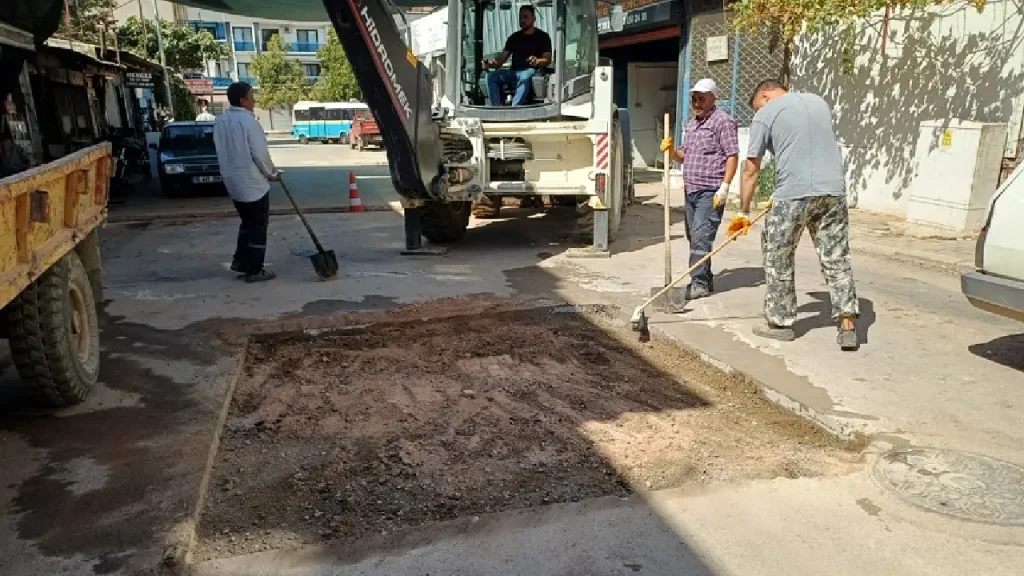 Menderes Belediyesi’nde asfalt hareketliliği 2 Menderes Belediyesi’nde asfalt hareketliliği