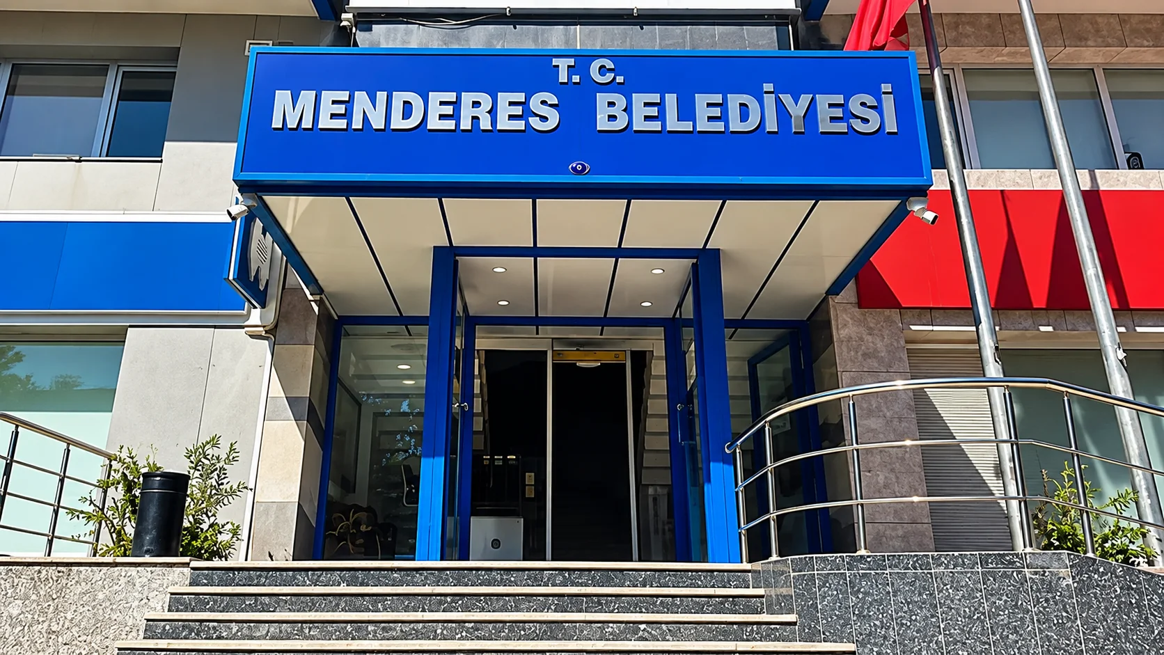 İzmir'de Menderes Belediyesi'ndeki yolsuzluk iddiaları ve örgütsel faaliyetlere yönelik yürütülen