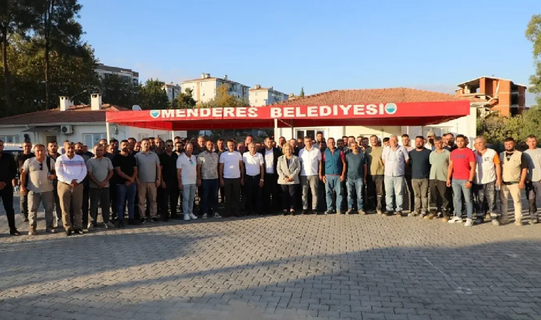 Menderes Belediyesi’nde Başkan Vekili Asuman Şen, şantiyelerde belediye çalışanları ile