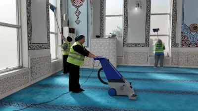 Menderes Belediyesi, ilçenin tüm camilerinde köşe bucak temizlik yapıyor.
