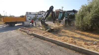 Menderes Belediyesi, ilçe genelinde moloz ve bahçe atıklarını topluyor.