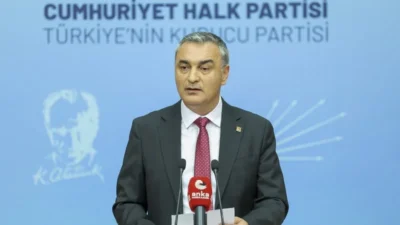 CHP Sözcüsü Müslüm Sarı, AK Parti'ye katılarak rozet takan Foça
