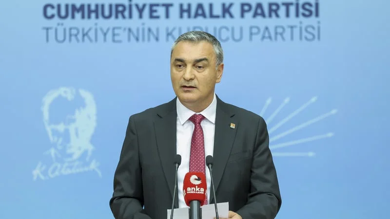CHP Sözcüsü Müslüm Sarı, AK Parti'ye katılarak rozet takan Foça