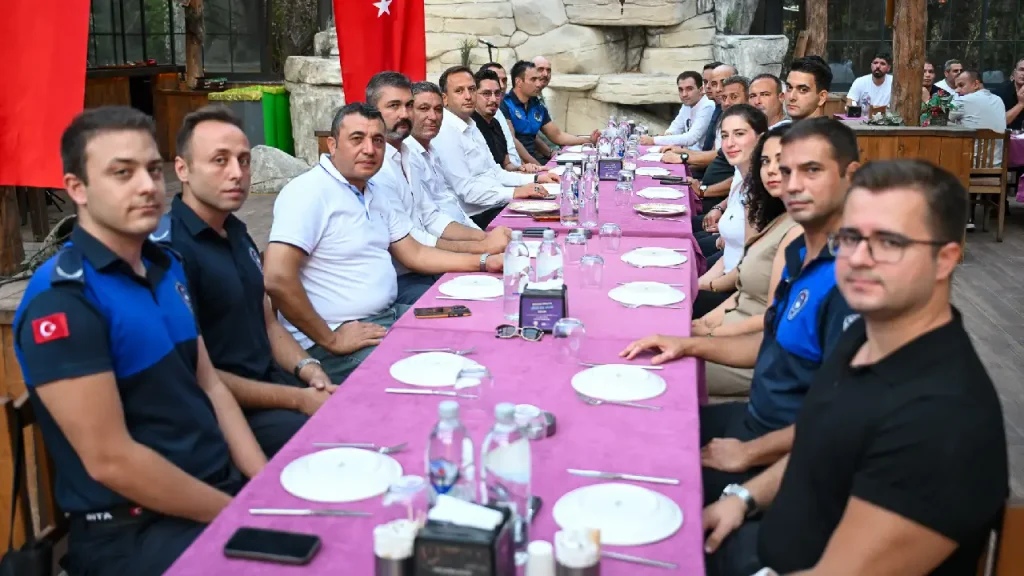 Başkan Eşki’den zabıtaya tam destek: “Hepinizden razıyım, Bornova için birlikte çalışacağız” 2 Başkan Eşki’den zabıtaya tam destek: “Hepinizden razıyım, Bornova için birlikte çalışacağız”