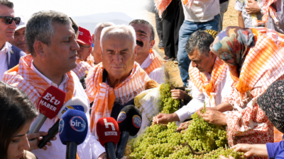 Memleketi Manisa’da üzüm bağlarını ziyaret ederek hasat dönemindeki üreticilerin sorunlarını