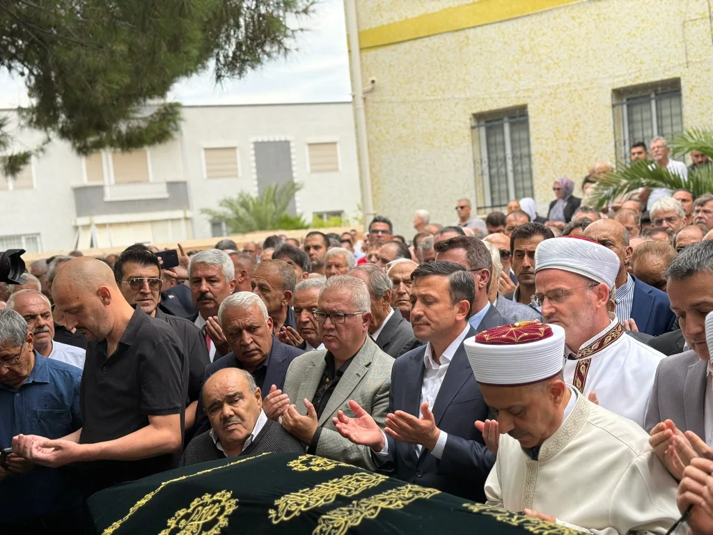 Burhan Özfatura İzmir'de son yolculuğuna uğurlandı