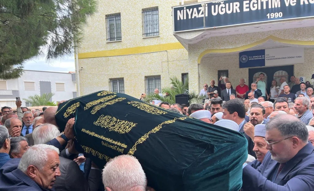 Burhan Özfatura İzmir'de son yolculuğuna uğurlandı