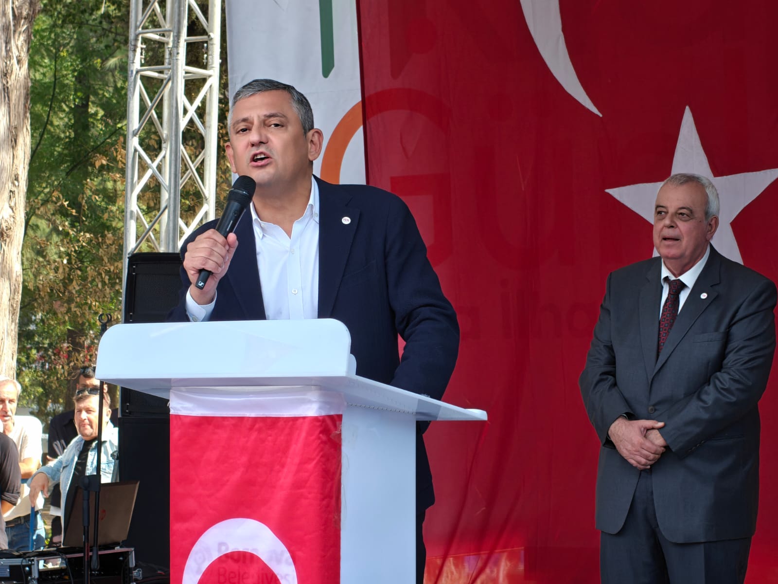 Özgür Özel Bornova’dan meydan okudu: "Sandığa varacağız, iktidarı değiştireceğiz"