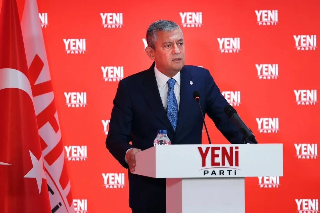 Özgür Özel’den Gaziemir’de gövde gösterisi: "İktidara teslim olmayanların partisiyiz" 2 Özgür Özel’den Gaziemir’de gövde gösterisi: "İktidara teslim olmayanların partisiyiz"
