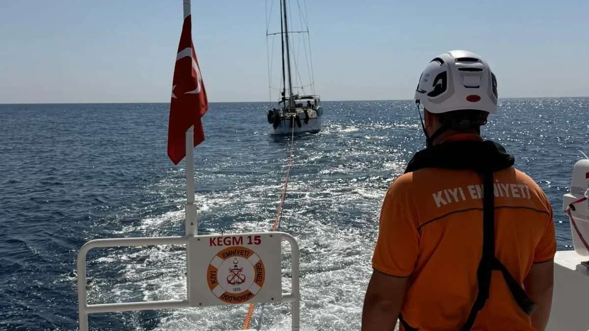 Rodos açıklarında can pazarı: Sürüklenen teknede mahsur kalan 4 kişi son anda kurtarıldı
