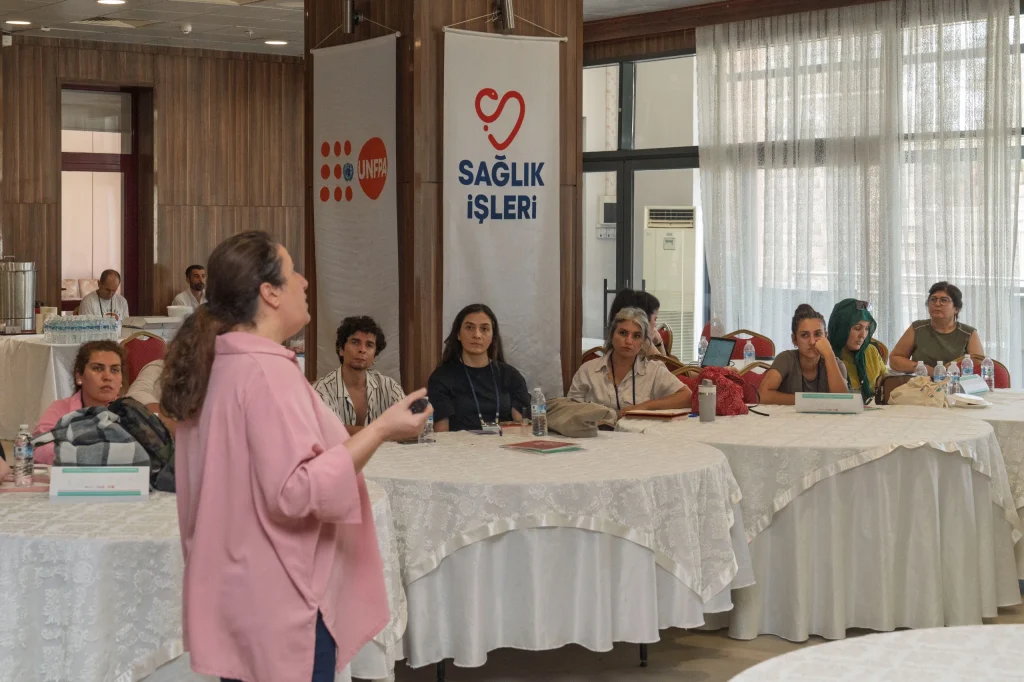 Kız çocuklarımızı okutalım, birlikte 'hayır' diyelim! Sağlık Aracıları İzmir'de görev başında!