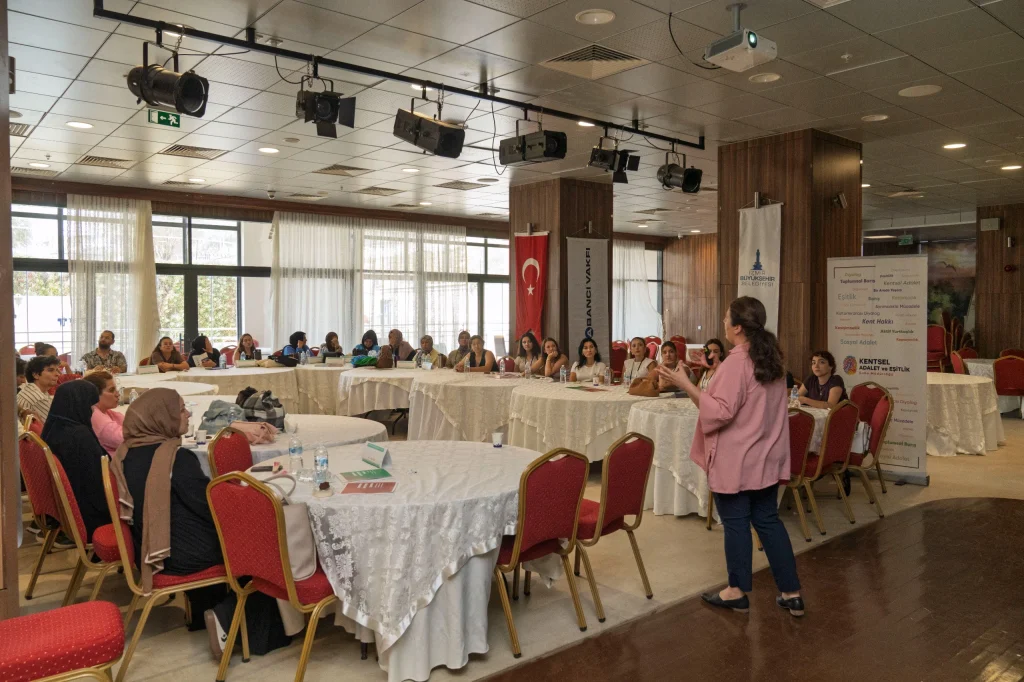 Kız çocuklarımızı okutalım, birlikte 'hayır' diyelim! Sağlık Aracıları İzmir'de görev başında!