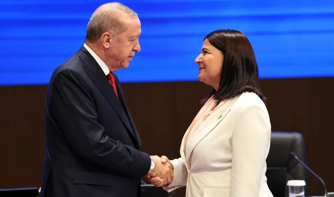 CHP’den istifa eden Foça Belediye Başkanı Saniye Bora Fıçı, AK