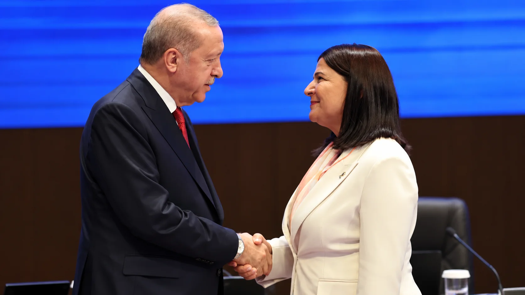 CHP’den istifa eden Foça Belediye Başkanı Saniye Bora Fıçı, AK