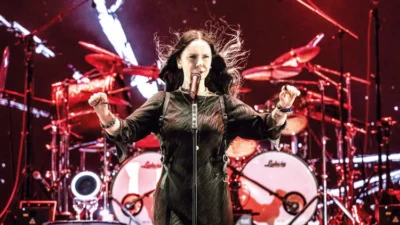 Uzun süren sessizliğini bozarak sahnelere geri dönen rock müziğin efsane