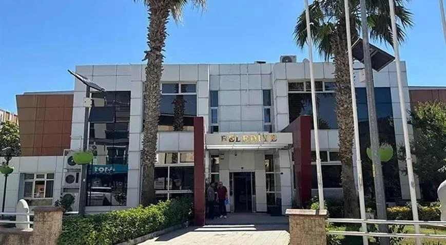 İzmir'in Seferihisar Belediyesi'ne yönelik yürütülen kapsamlı 'rüşvet' soruşturması kapsamında gözaltına