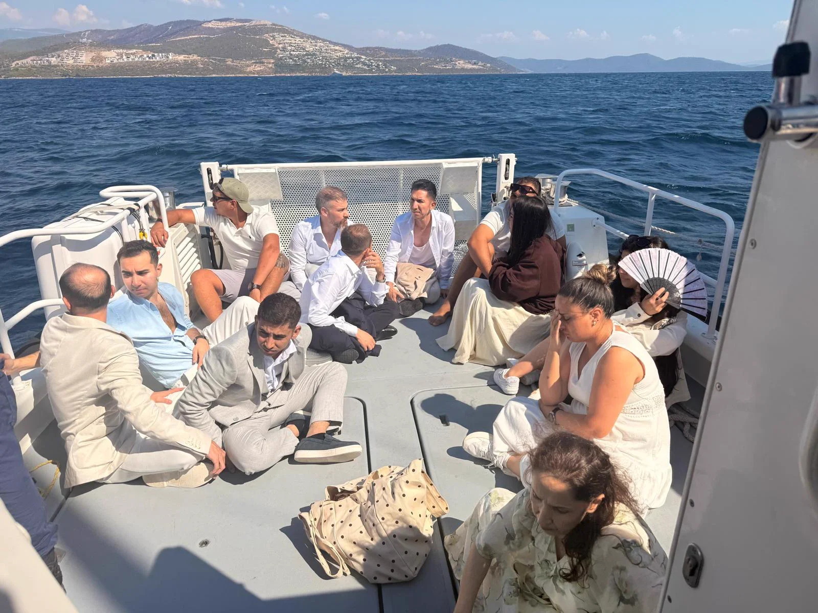 Muğla’nın Milas ilçesi açıklarında, göze batmamak için lüks yelkenli ve
