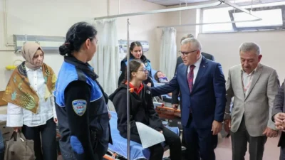 Sivas'ta bir öğrenci servisi ile polis ekip otosunun çarpışması sonucu